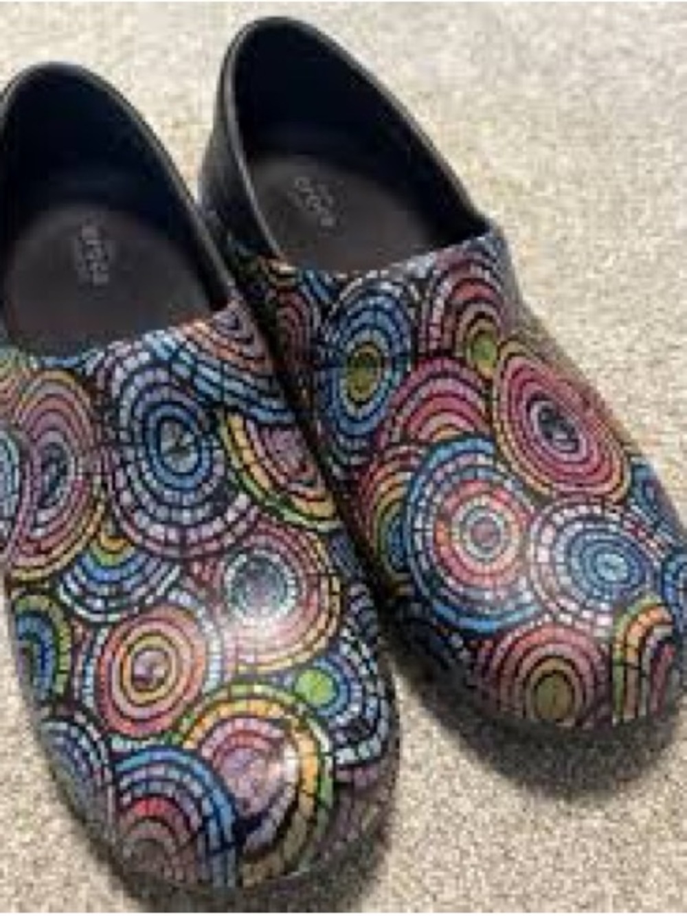 CROCS Women’s Multicolor Mosaic Circle Print Clogs